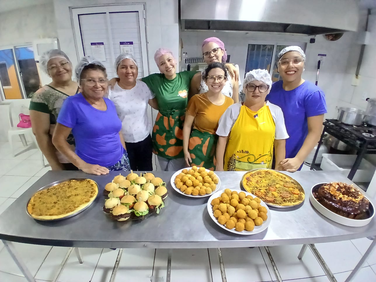 CHEF CAROL BORGES E JESSICA COM ALUNAS Loo of Fix It Forward on the image of a man repairing a car